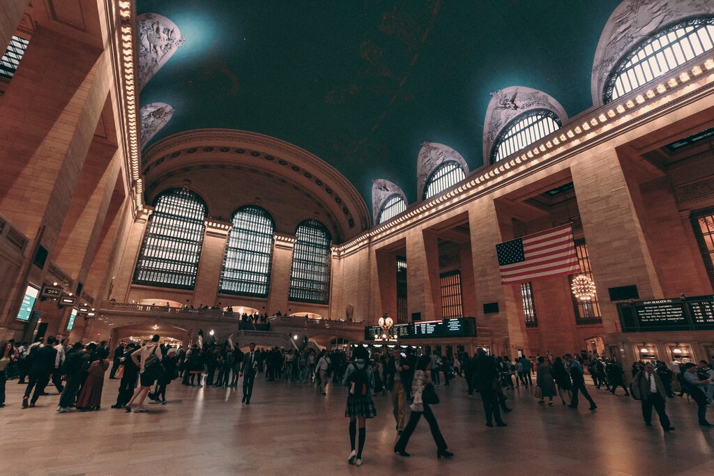 Se trata de la principal estación de trenes de todo New York, una maravilla arquitectónica que te sorprenderá.Además de ser la estación de trenes con más movimiento en todo el mundo, la Gran Central Terminal es un monumento histórico que data del 1913, y en la que se destacan su emblemático reloj situado en la parte central.