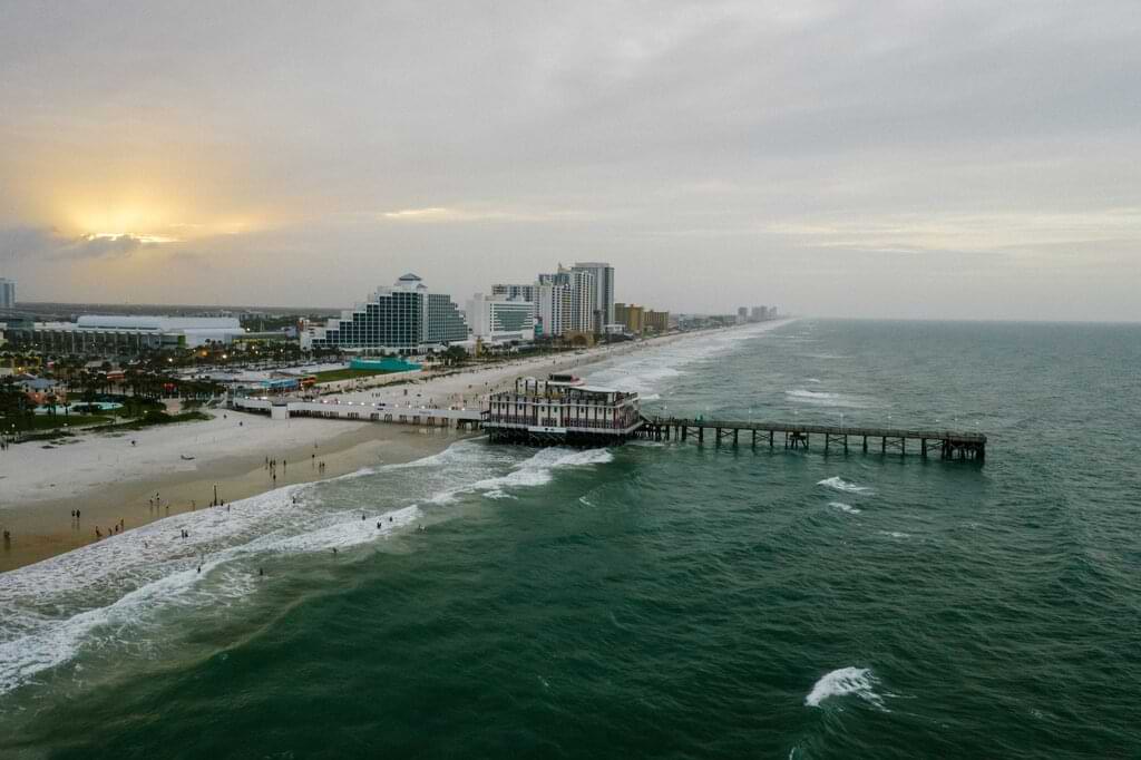 Otra playa famosa que se ubica al norte de la Ciudad de Miami, en el estado de Florida, y que cuenta con mucho glamour a su alrededor. El lugar de residencia de grandes actores, millonarios y políticos como los Trumps o los Kennedy.