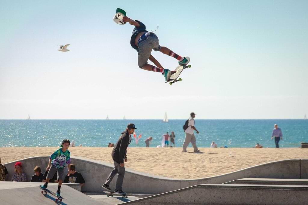 patinadores en playa de california