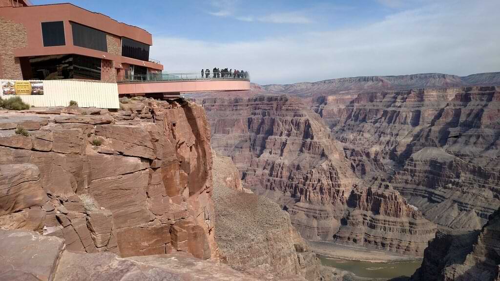 Dentro del Gran Cañón del Colorado se pueden encontrar decenas de miradores naturales y artificiales, entre los que se destaca el Sky Walk, una pasarela de vidrio sobre el vacío a 1300 metros de altura.