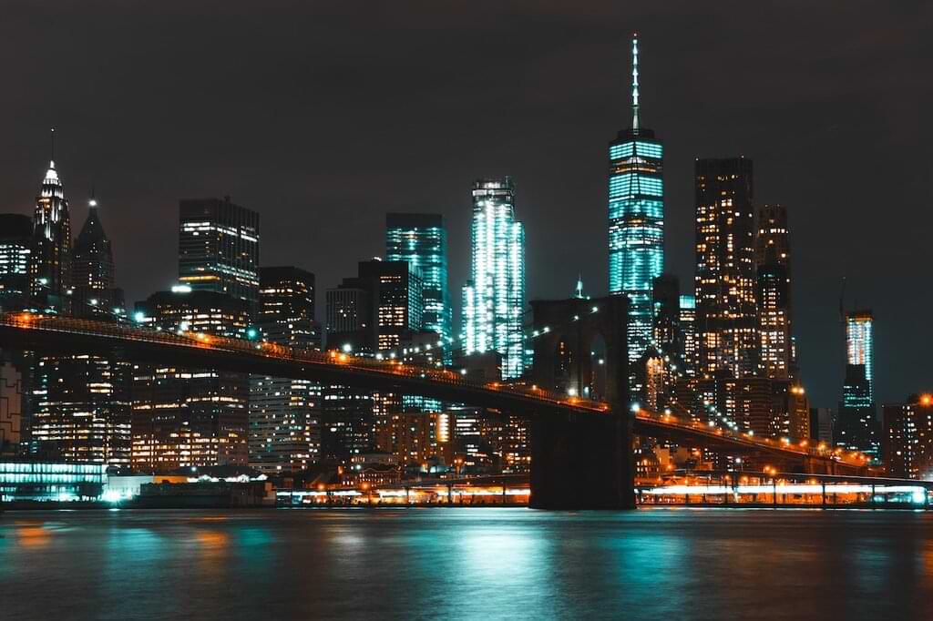 Los cruceros nocturnos por New York ofrecen una de las mejores vistas panorámicas de la ciudad. Desde el agua se puede recorrer y contemplar iluminados los principales sitios icónicos de la gran manzana.