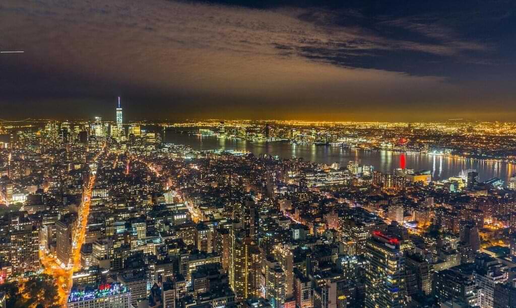 A lo largo de New York se encuentran numerosos miradores que permiten comprender la grandeza de la ciudad, una de las mejores actividades nocturnas para realizar en la gran manzana. Estos miradores se ubican en las partes altas de los grandes edificios y se puede acceder abonando una entrada.