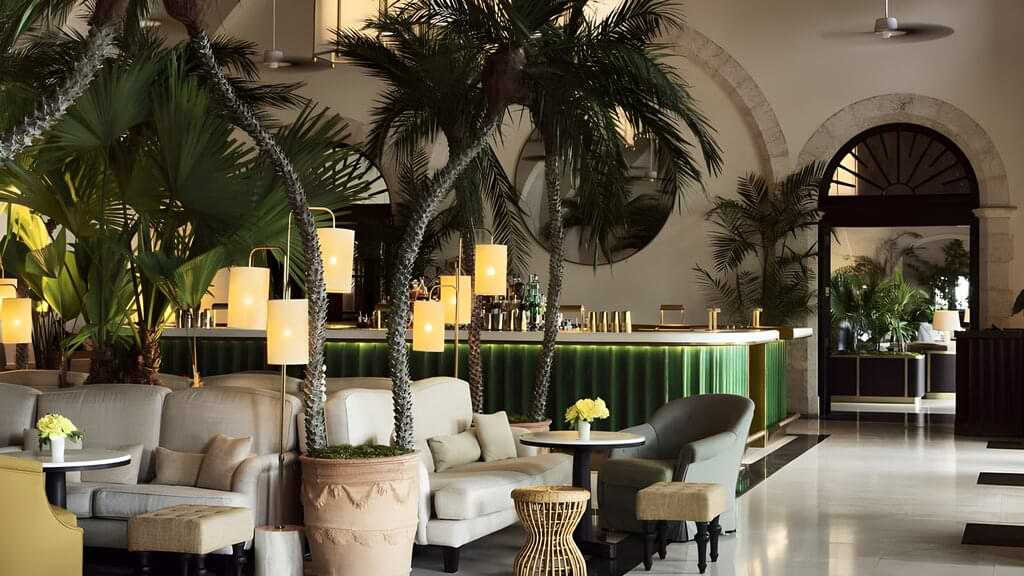 A cargo del reconocido chef internacional Thomas Keller, The Surf Club Restaurant es uno de los mejores restaurantes de Miami. Se destaca por su excelente carta que interpela la cocina continental y su delicada arquitectura a base de madera, terciopelo y bellos murales.