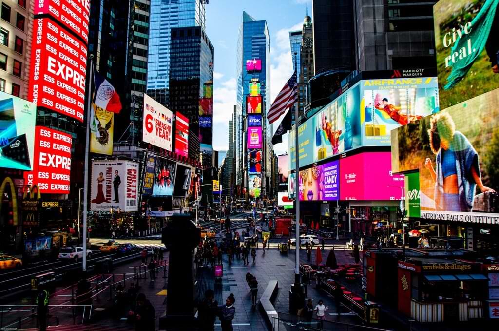 El nombre de la plaza, que antiguamente era conocida como Plaza Longacre, procede del edificio de oficinas donde se ubicaba la sede del New York Times, llamado One Times Square.