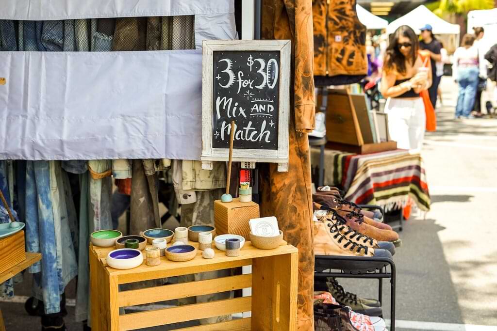 El “Distrito de la moda” es una zona ubicada en Santee Alley, Los Ángeles, y se caracteriza por la cantidad de tiendas de moda que venden productos al por mayor. Los precios son muy accesibles, por lo que mucha gente viene aquí a de compras.