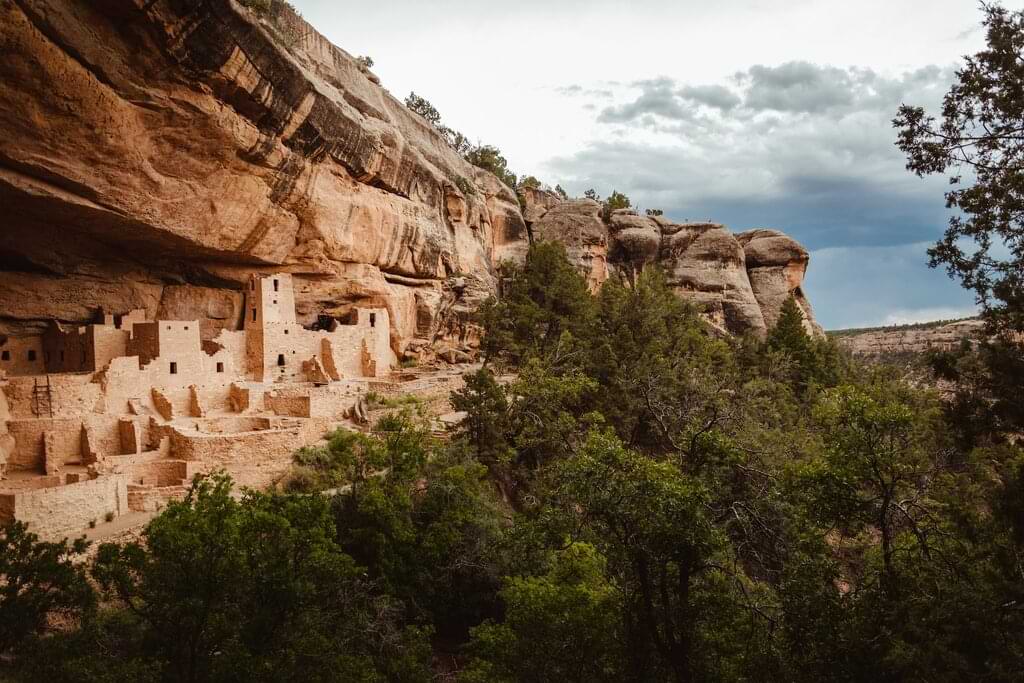 A unos 650 Km de Denver se encuentra el Parque Nacional Mesa Verde, un sitio protegido que es Patrimonio de la Humanidad y que cuenta con numerosas ruinas de la cultura anasazi.