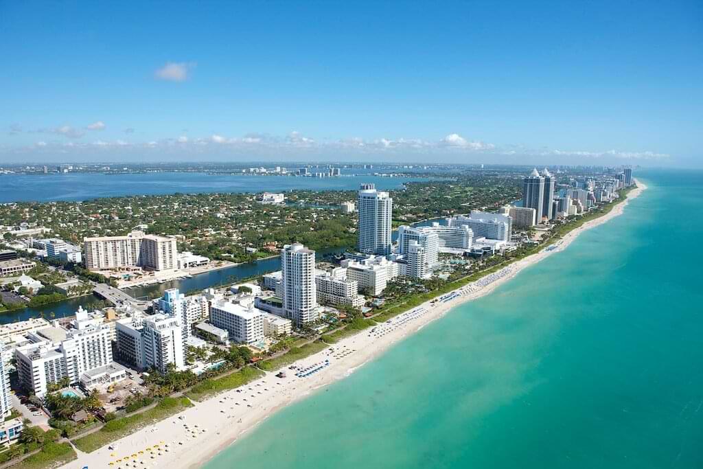 Las playas de South Beach son una de las más famosas de Miami y forman parte del imaginario colectivo gracias a las infinitas escenas de películas y series de Hollywood que se filmaron aquí. Para viajar a este destino necesitas la ESTA.