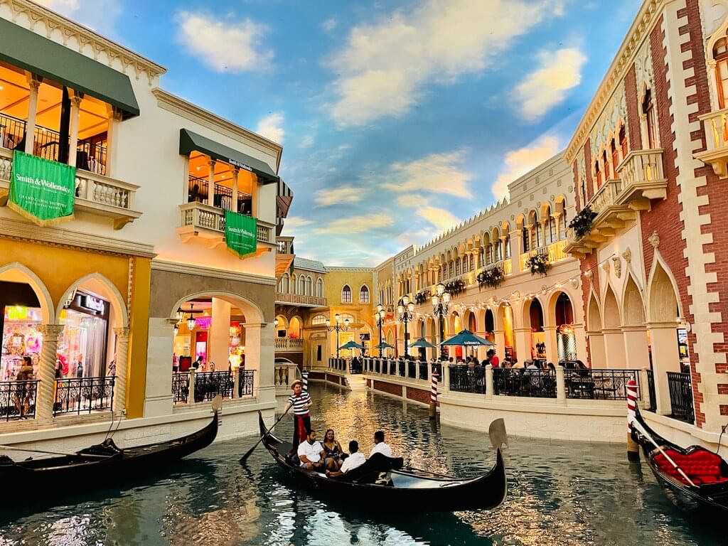 El Hotel The Venetian permite a sus huéspedes vivir la experiencia de pasear por Venecia toda vez que se recorren las instalaciones; con autńeticos paseos em góndolas y con réplicas de emblemáticos puntos de referencia con la ciudad de Italia.