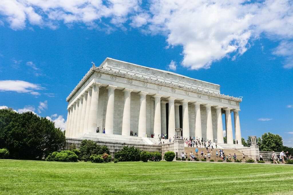 El Monumento a Lincoln, situado en el National Mall de Washington D. C., Estados Unidos, es un monumento conmemorativo creado para honrar la memoria del presidente Abraham Lincoln. Para viajar a estos destinos necesitas la visa ESTA.