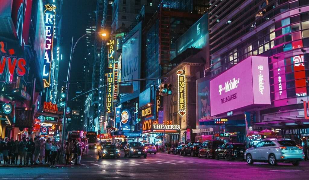 Time Square es el punto neurálgico de New York, el corazón de la ciudad. Ya sea de día o de noche, nunca dejarás de sorprenderte con sus luces, edificios, teatros, artistas callejeros, grandes tiendas y restaurantes. Para disfrutar de new york necesitara una visa ESTA.