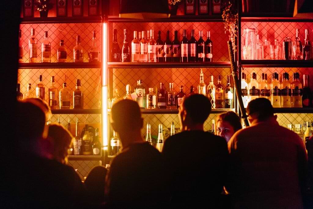 Los bares de azotea, también conocido como rooftops, son sitios ideales para visitar con amigos o en pareja durante las noches de Miami. Desde las alturas podrás disfrutar las mejores panorámicas de la ciudad y la coctelería de los bartender más reconocidos del planeta. Recuerda que para viajar a miami necesitarás la visa ESTA.