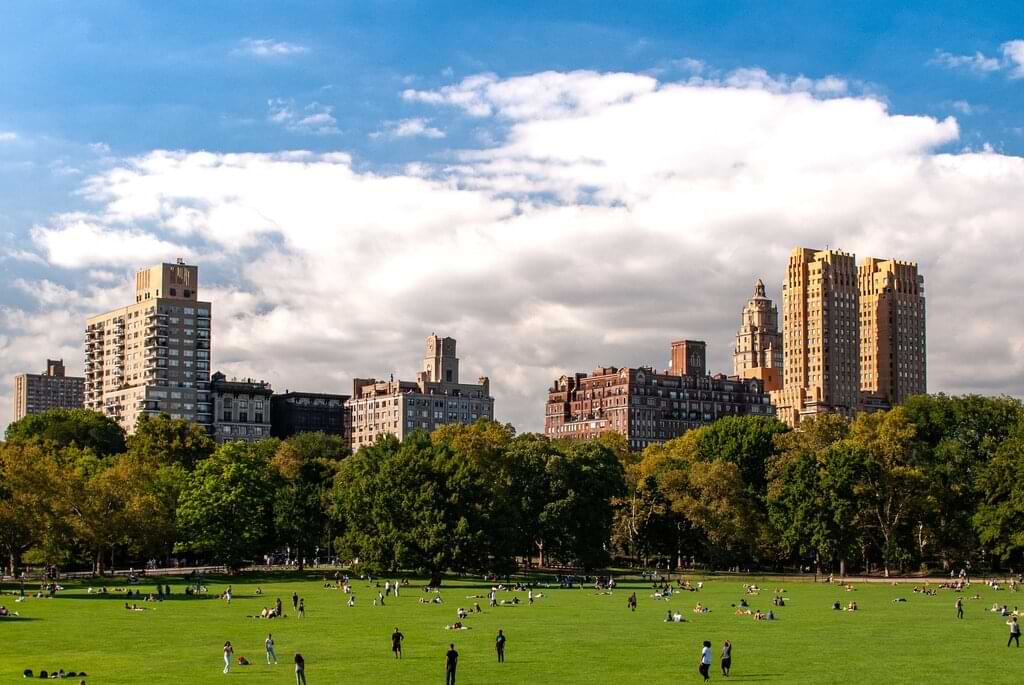 Central Park cualquier sea la época del año, un bello pulmón verde en medio de esta gran urbe.Diseñado en 1857, este parque se extiende entre las calles 59 y 110, y entre la 5ª y 8ª Avenida, con una extensión aproximada de 800 metros de ancho por 4 km de largo.