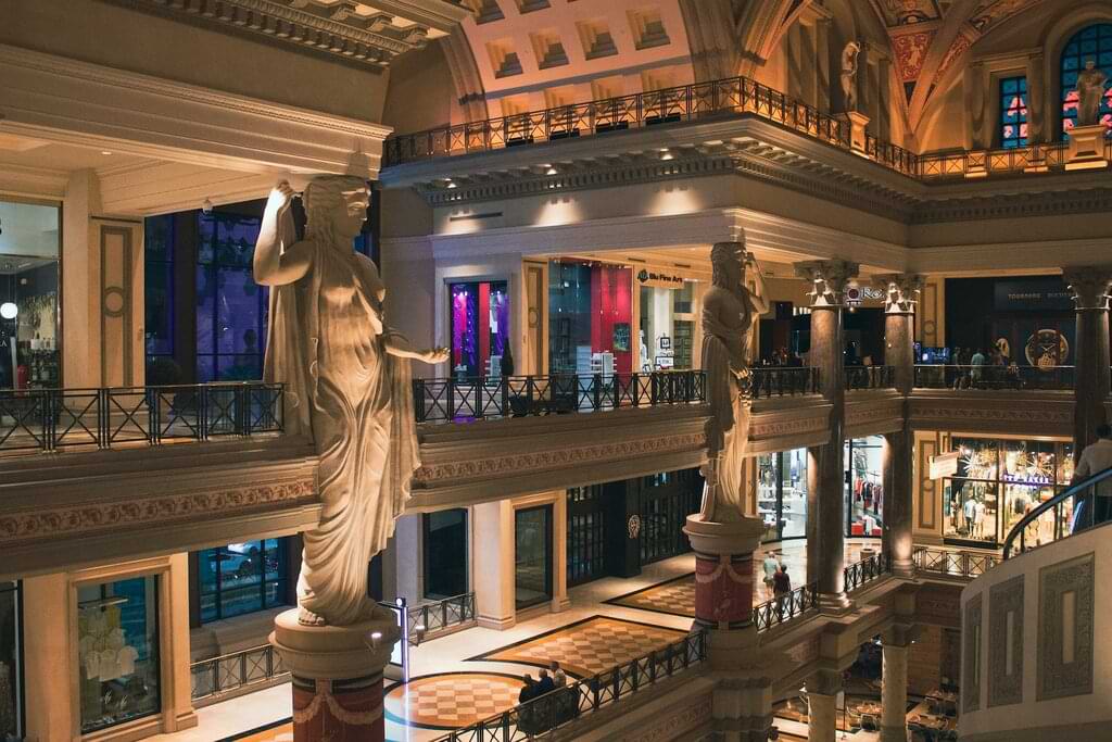 El Hotel Caesars Palace ofrece a sus huéspedes una arquitectura opulenta y una decoración suntuosa; se trata de una maravilla de la arquitectura rindiendo homenaje a la época imperial de Roma. No sólo se trata aquí de resaltar lo lujoso de todo el complejo sino, la experiencia que obtienen los visitantes.