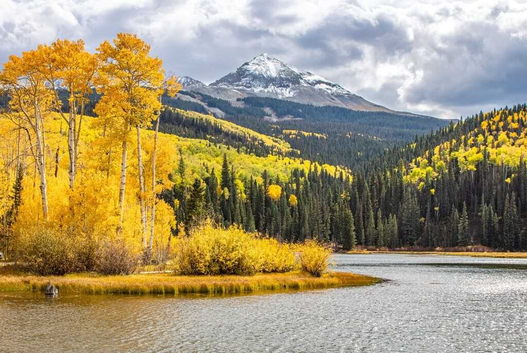 Viajamos al norte de Estados Unidos, en la frontera con Canadá, para hablar del Parque Nacional de los Glaciares de Montana. El parque cuenta con infinitos paisajes que van desde sus verdes valles tallados por el glaciar, hasta las cascadas y enormes picos montañosos. 