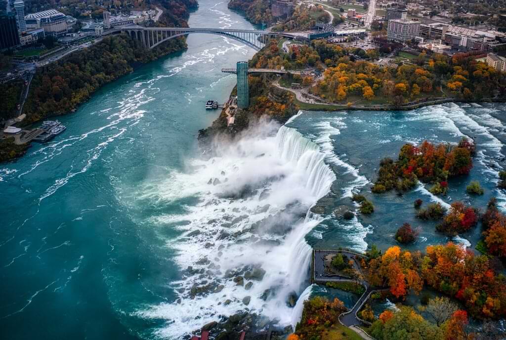 Estados Unidos cuenta con una infinidad de sitios naturales emblemáticos que son parte esencial de su geografía. Entre ellos, las imponentes Cataratas del Niagara, en la frontera norte con Canadá, se han ganado la atención por ser los saltos de agua más grandes de USA y uno de los fenómenos más impresionantes del mundo.