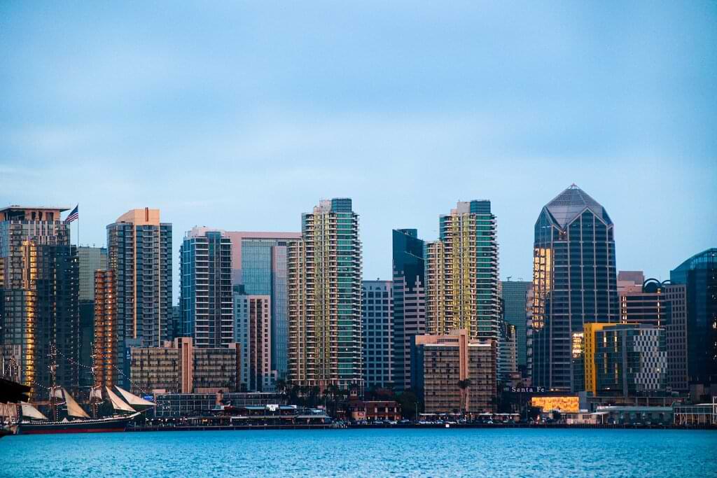 San Diego, con su clima templado, enormes rascacielos, hermosas playas e influencias españolas, es la segunda ciudad más poblada de California y la octava más más grande de Estados Unidos.