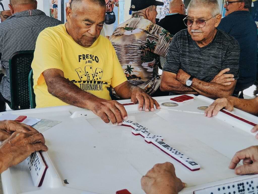 Domino Park: un rincón de Little Havana en donde el juego de dominó, el aroma a café cubano y los puros regalan todo el color de la cultura de Cuba en Miami.