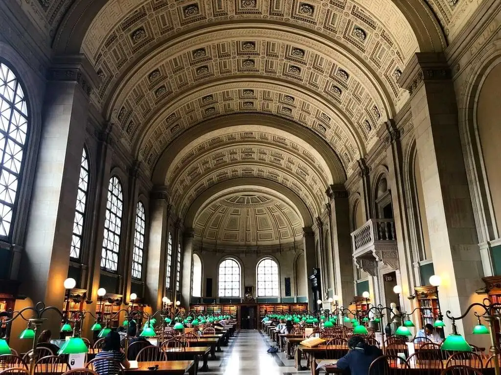 Dentro de la Biblioteca Publica de Boston se enceuntra uno de los mejores sitios arquitectónicos de la ciudad: el Bates Hall. Es una asombrosa cupula que funciona como sala de lectura y que con su bóveda de cañón artesonada, termina en cada extremo en una cúpula semiesférica. 