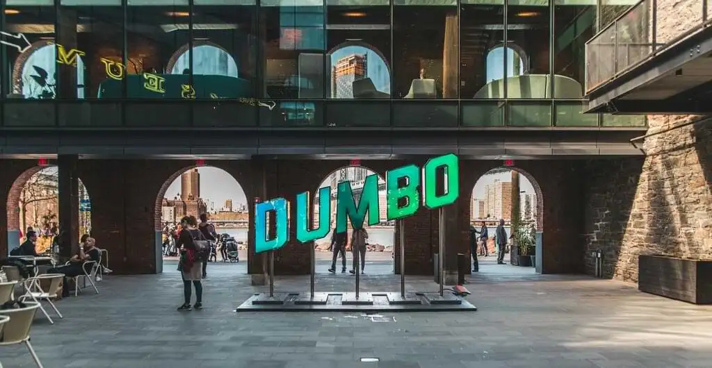 El distrito DUMBO es el lugar en donde se encuentran las mejores galerías de arte, restaurantes, boutiques y tiendas independientes de Brooklyn. Su ambiente bohemio atrae a los amantes de la moda y el arte de todo el mundo. 