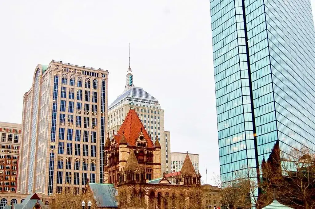 La ciudad de Boston es una mezcla perfecta de épocas y estilos arquitectónicos. Los enormes rascacielos, los edificios públicos del siglo XIX y las plaza y parques conviven a la perfección en este oasis del diseño y la arquitectura de Estados Unidos.