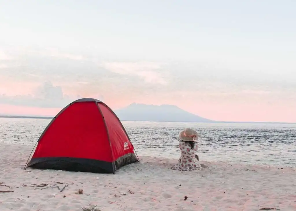 Las costa este y oeste de USA cuenta con playas increíbles para ir de campamento. Esta es una excelente opción para aquellos que buscan combinar la vida en naturaleza con deportes acuáticos y actividades marinas.  