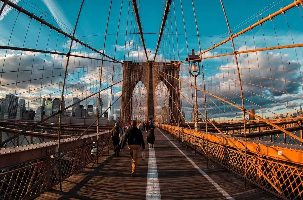 Cruzar el Puente de Brooklyn es una de las actividades más icónicas e infaltables para hacer en New York. A través del puente se pueden apreciar las mejores vistas panorámicas de la ciudad y llegar al barrio de Brooklyn desde Manhattan.