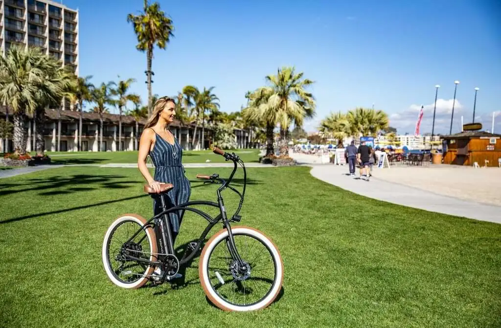 Descubre la magia de Miami en bicicleta. Pedalea por los mejores circuitos de la ciudad, desde las serenas ciclovías costeras en South Beach hasta los vecindarios de Wynwood o Coral Gables. Cada camino te regalará una nueva historia bajo el sol de Miami.