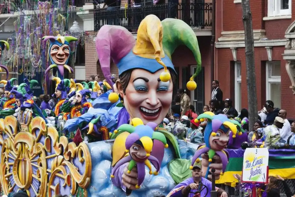 Colorido desfile de Mardi Gras en Nueva Orleans