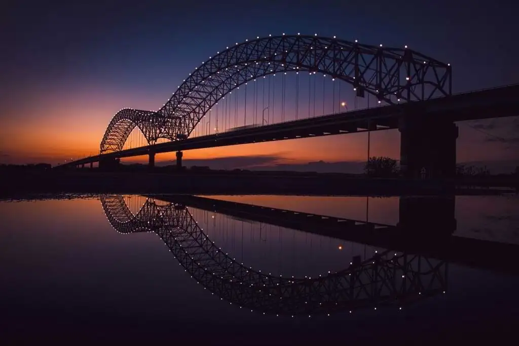 El esplendor del atardecer sobre el majestuoso río Mississippi y el icónico puente Hernando de Soto de Memphis: una vista que cautiva el corazón.