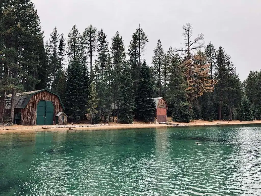 Viaje al pasado: explorando la historia en el Tallac Historic Site, donde cada construcción es una huella de la época dorada de Lake Tahoe, California. Descubre la riqueza cultural de este icónico destino junto al lago Tahoe.