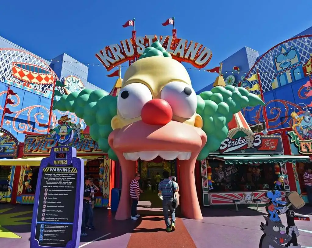  En Universal Studios Hollywood podrás unirte a la familia más famosa de la televisión en The Simpsons Ride, una aventura épica que te trasladará a la mítica ciudad de Springfield. 