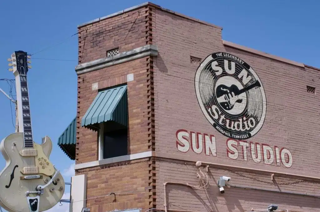 El alma de la música country resuena en el legendario Sun Studio de Memphis, estudio de grabación en donde nacieron iconos de la música como Elvis Presley, Johnny Cash, Jerry Lee Lewis y Carl Perkins.