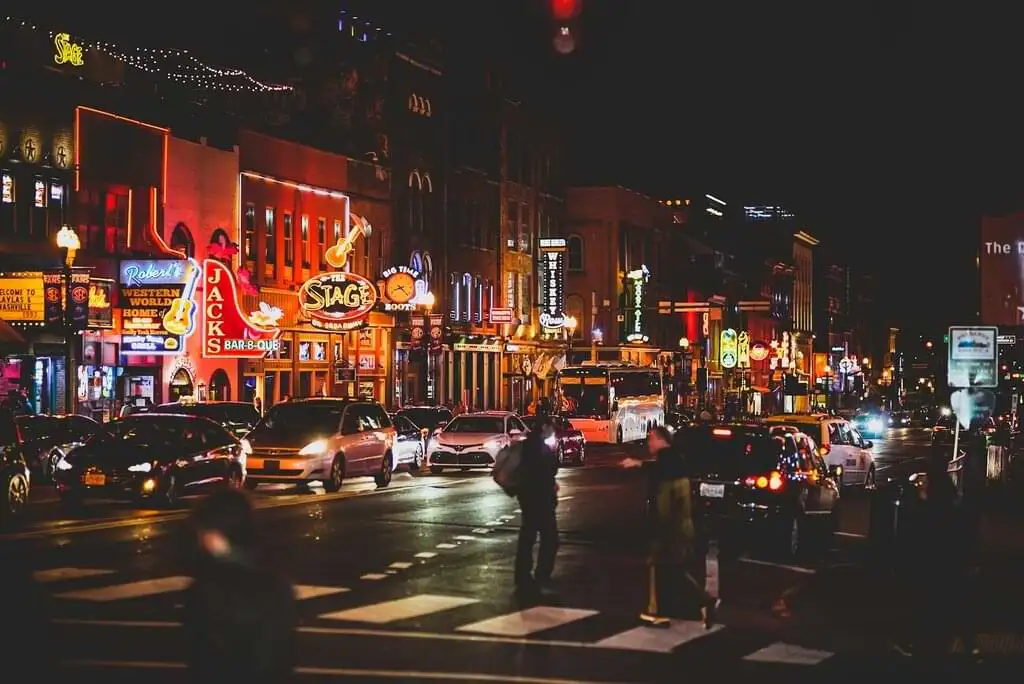 Nashville, Tennessee: La noche cobra vida en Nashville, donde la música country se convierte en melodía bajo el resplandor de las luces de neón de la ciudad.