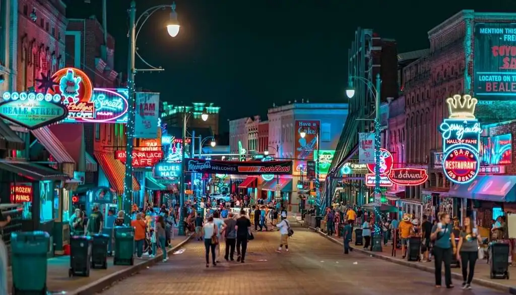 La noche cobra vida en Memphis: donde la música y la diversión se mezcla con los bares y clubes de la ciudad. Barrios como Beale Street, el Downtown y Cooper-Young District son ideales para un recorrido nocturno.