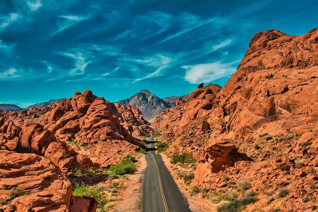 Valley of Fire: donde las rocas cuentan historias milenarias y el desierto se viste de fuego. Descubre la magia geológica en este fascinante parque estatal a una hora de Las Vegas.