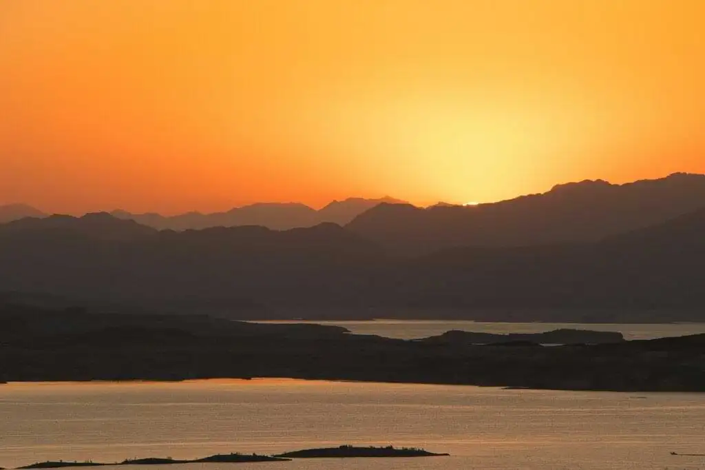 Entre las aguas serenas y caminos, Lake Mead es un sitio ideal para los amantes del senderismo y la belleza natural. Explora la majestuosidad del desierto de Nevada desde las alturas de los senderos del Lago Mead.