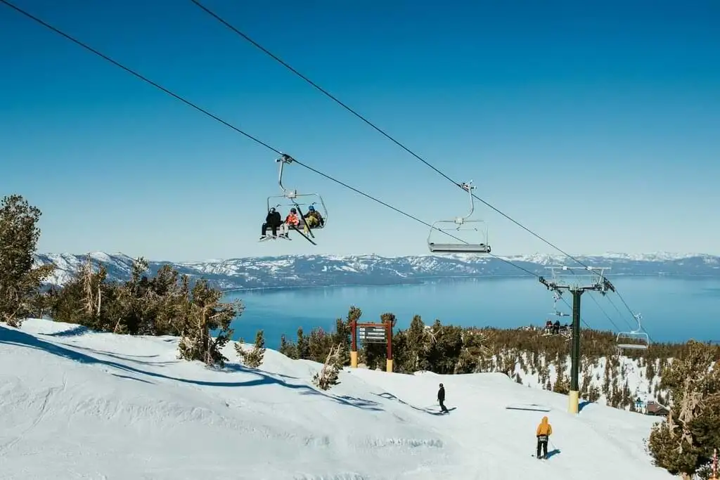  Disfrutando del invierno en familia: momentos inolvidables en las pistas de esquí de Lake Tahoe, California, una maravilla natural de Estados Unidos.  