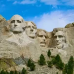 Esculturas de los rostros de los presidentes Washington, Jefferson, Roosevelt y Lincoln en el Monte Rushmore