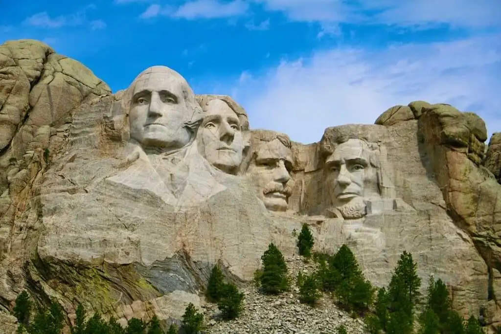 Esculturas de los rostros de los presidentes Washington, Jefferson, Roosevelt y Lincoln en el Monte Rushmore