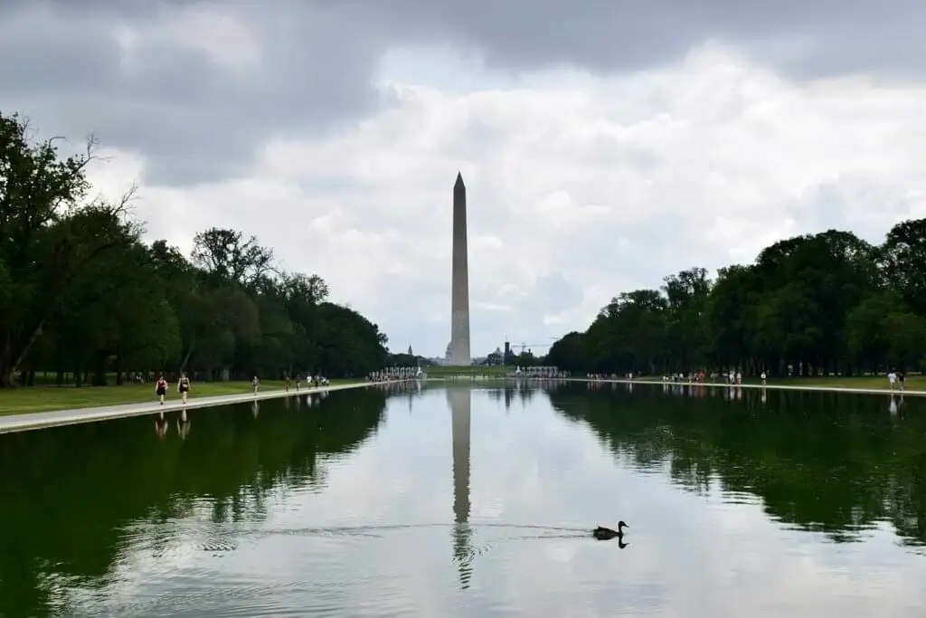 El obelisco del Independence Memorial en Washington es un símbolo imponente de la libertad y la independencia estadounidenses. Un lugar infaltable para los amantes de la historia y los monumentos.