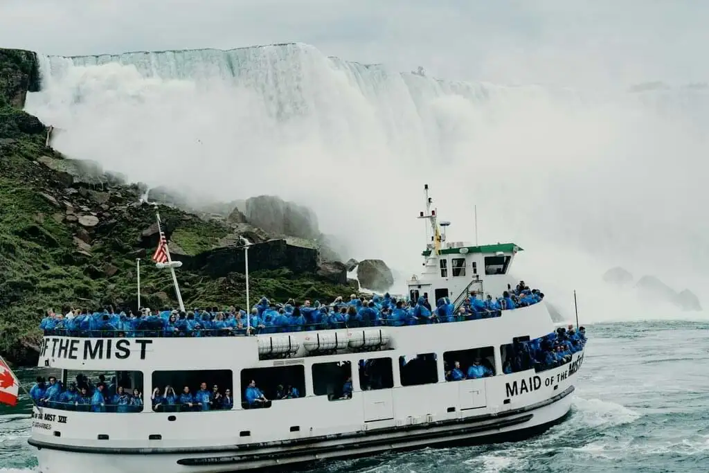 Acércate a la grandeza: experimenta la emoción de navegar hacia las majestuosas Cataratas del Niágara arriba de un bote costero, una de las muchas aventuras que puedes realizar en este impresionante destino natural de Estados Unidos.