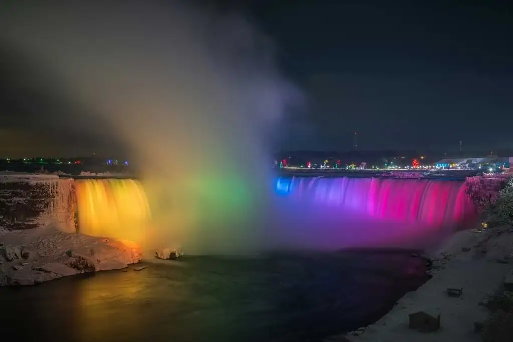 Las Cataratas del Niagara se iluminan por las noches: experimenta el fascinante espectáculo nocturno de luces en las Cataratas del Niágara, una de las muchas actividades para disfrutar según la época del año en que la visites.  